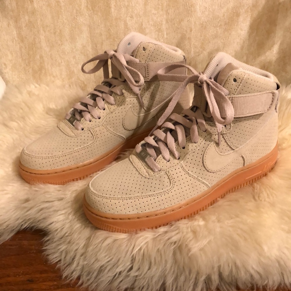 Nike Wmns Airforce 1 Hi Suede - Size 9